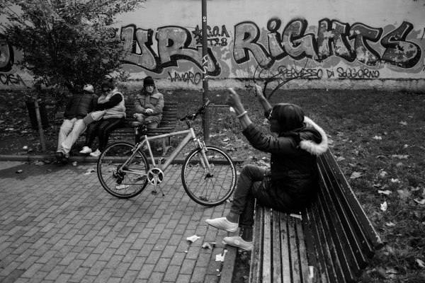 Nadia and friends, sitting near the Parco Trotter, Milan
